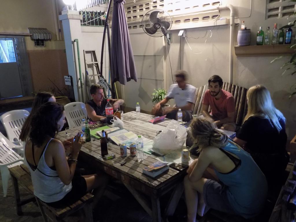 The Oasis Hostel (Adults Only) Банкок Екстериор снимка