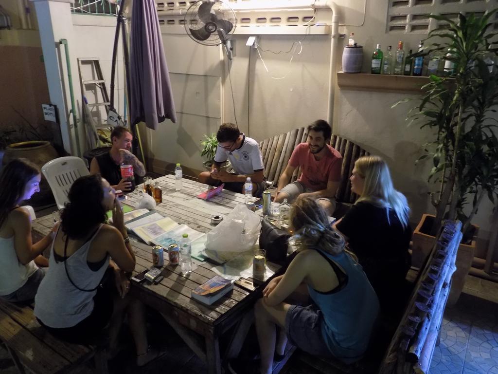 The Oasis Hostel (Adults Only) Банкок Екстериор снимка