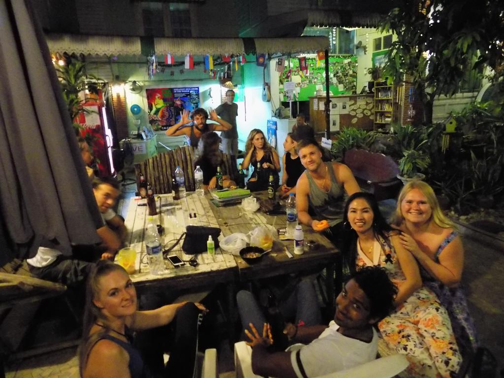 The Oasis Hostel (Adults Only) Банкок Екстериор снимка