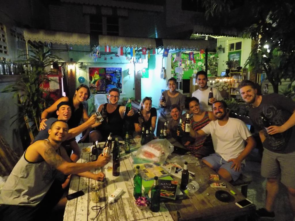 The Oasis Hostel (Adults Only) Банкок Екстериор снимка